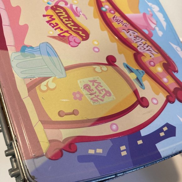 Vintage Bratz Babyz Play Tin Case MGA Y2K Mini Mart Playset 8" x 8" - Picture 3 of 15